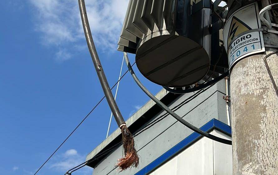 Tras el reclamo, repararon un cable que estaba suelto junto a una estación de servicio