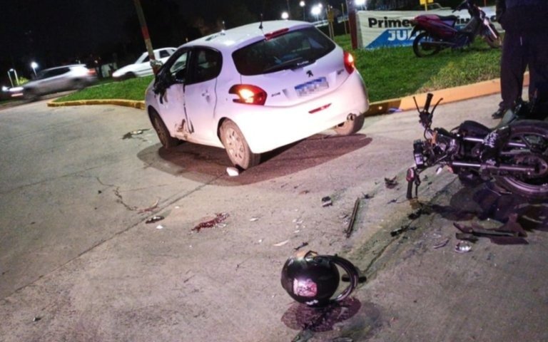 La Plata: fuerte choque dejó a un motociclista grave tras colisionar contra un auto