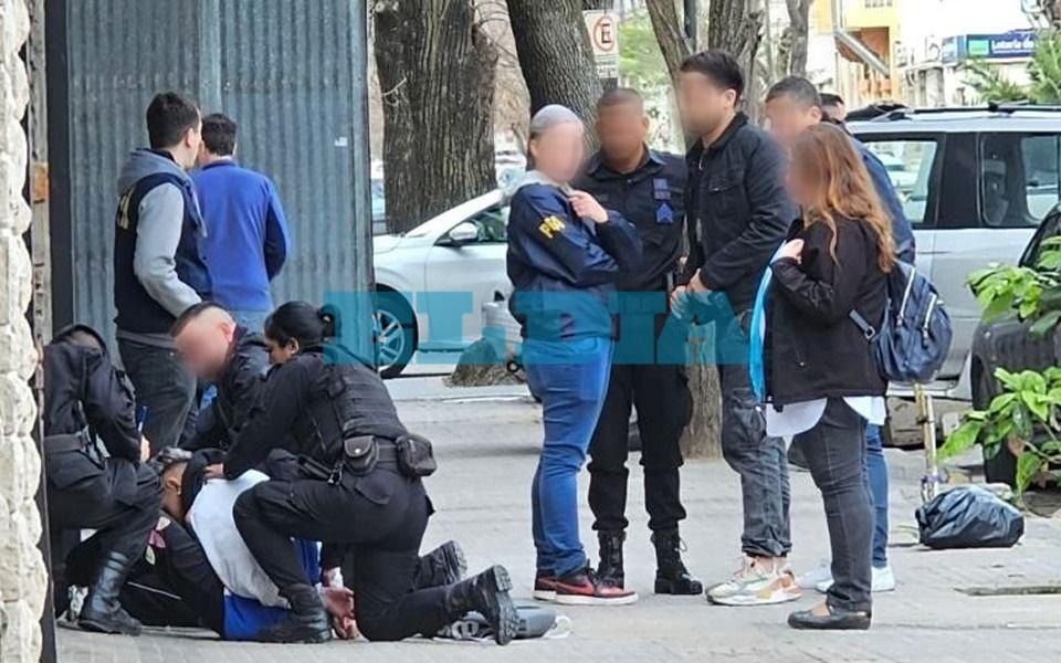 En La Plata, dos ladrones cayeron tras robar un celular frente a una comisaría