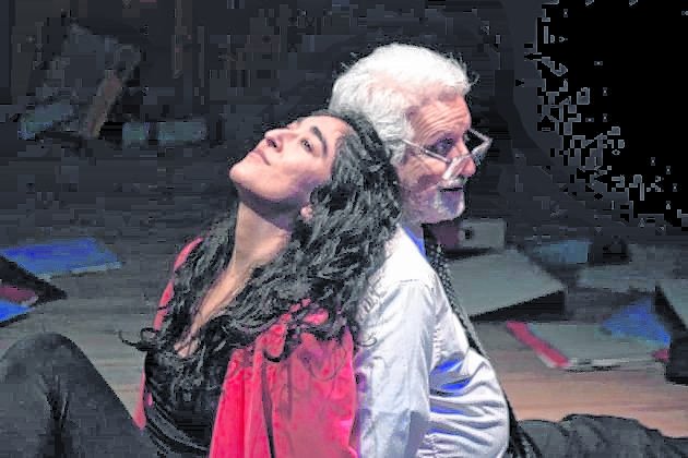 “Con las manos atadas”: vuelve el duelo teatral espalda con espalda