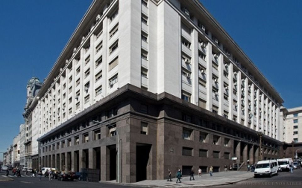 En medio de la crisis de la reservas, Argentina le paga hoy al FMI con el préstamo de Qatar