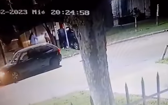 Le gatillaron para robarle el auto cuando llegaba a su casa en Quilmes Oeste