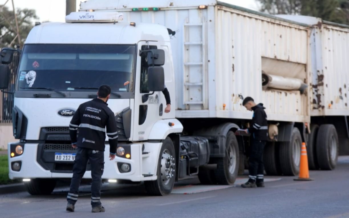 Un camionero detenido tras evadir el "control de peso": llevaba 12.500 kilos de más