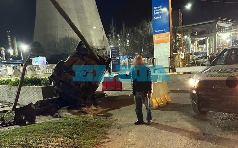 Fuerte choque y vuelco a metros de la entrada de YPF en Ensenada 