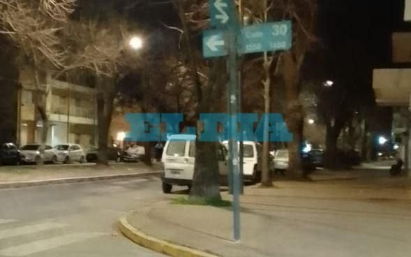 En modo “autitos chocadores” en La Plata: quiso "pegar" contra un patrullero y después volcó en plena huida