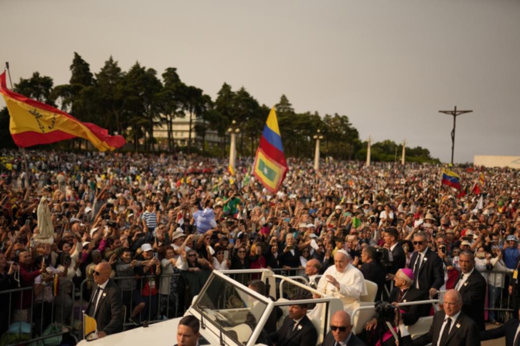 Una verdadera multitud acompañó al Papa en la vigilia en Lisboa