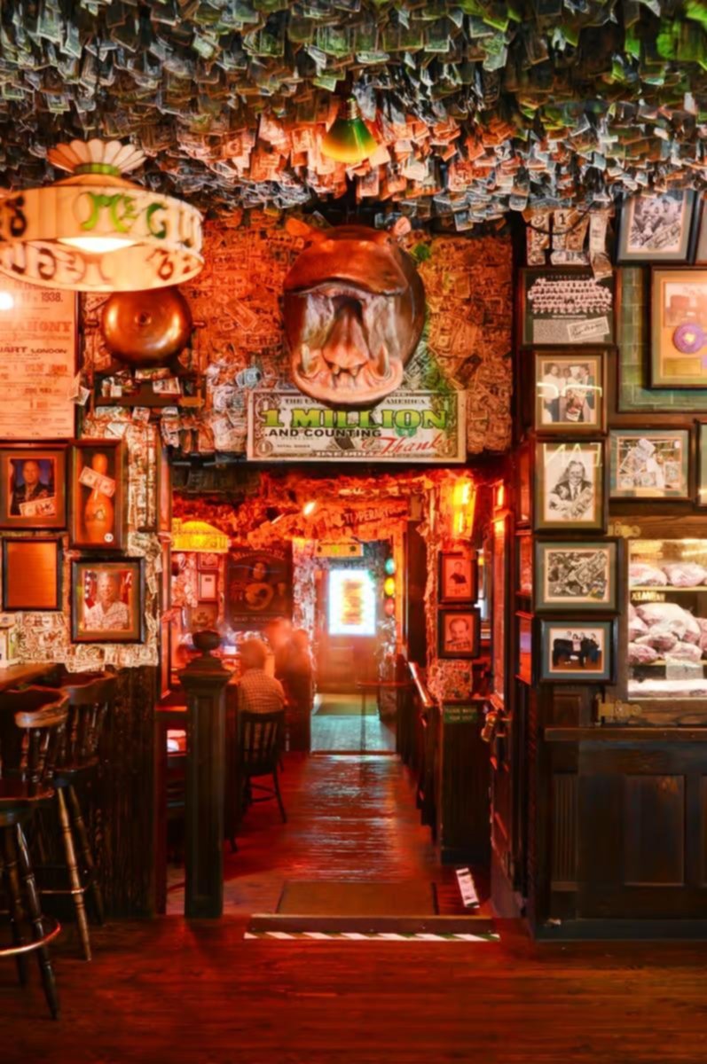 El bar tapizado con casi 2 millones de dólares en efectivo