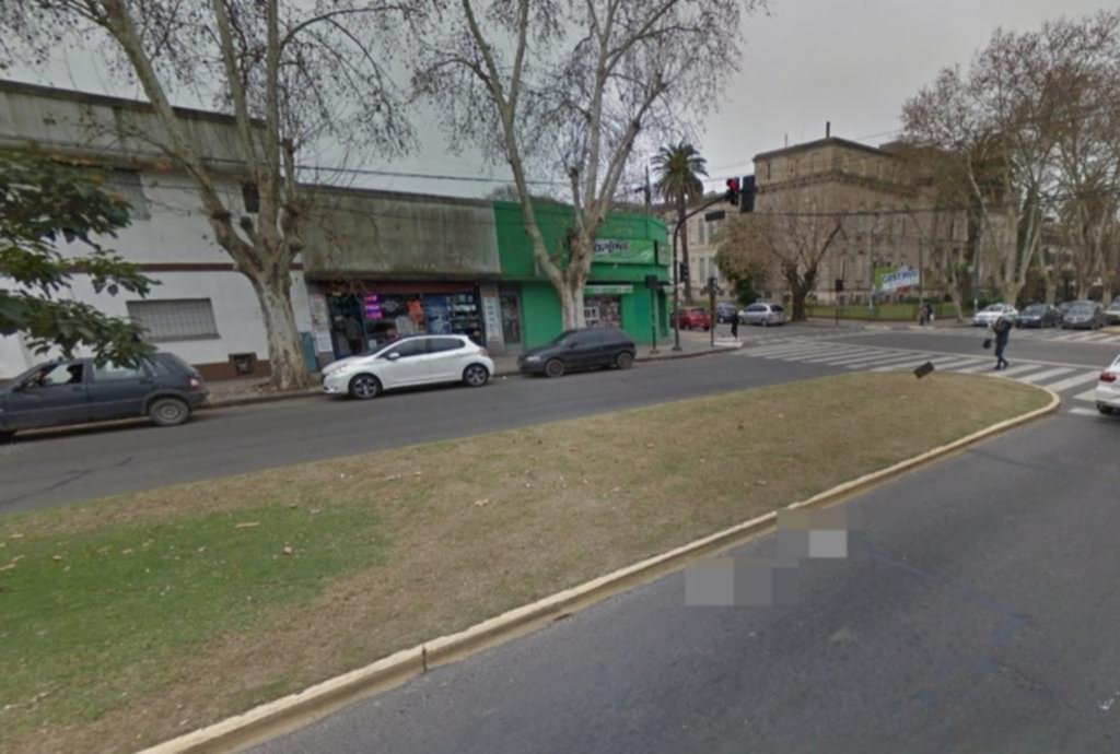 Sin piedad, la arrastró y la golpeó para sacarle el auto