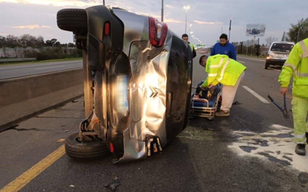 Un auto perdió el control en la Autopista Buenos Aires - La Plata y provocó el choque de otros dos vehículos