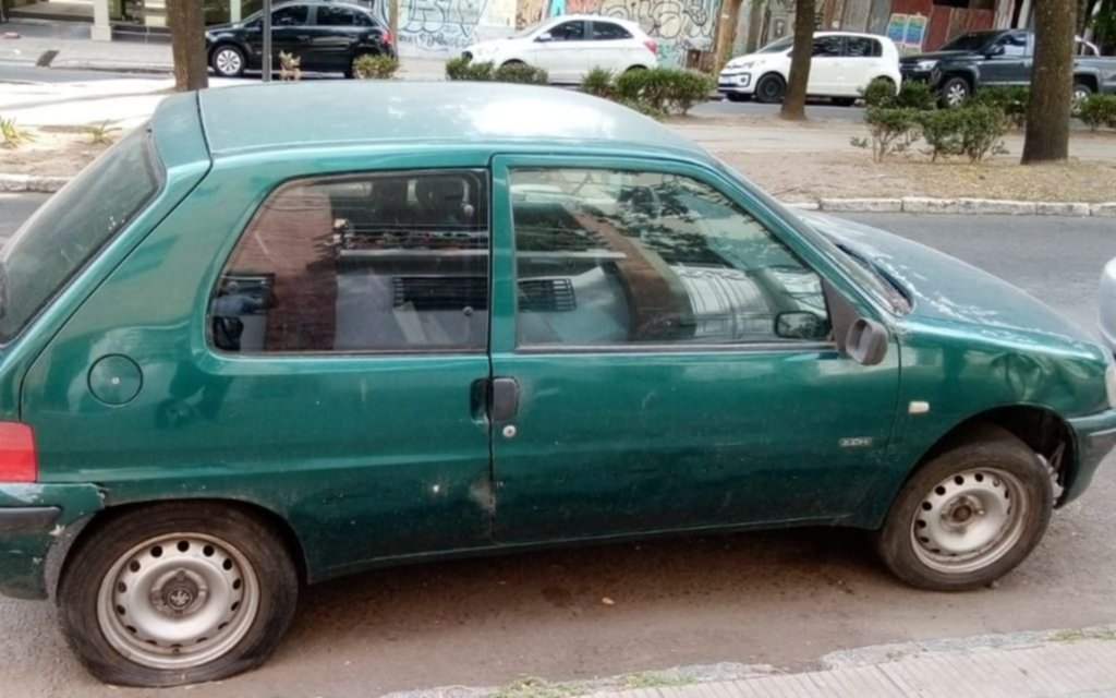 Vecinos de La Plata denuncian la presencia de un auto abandonado en las inmediaciones del Parque Saavedra