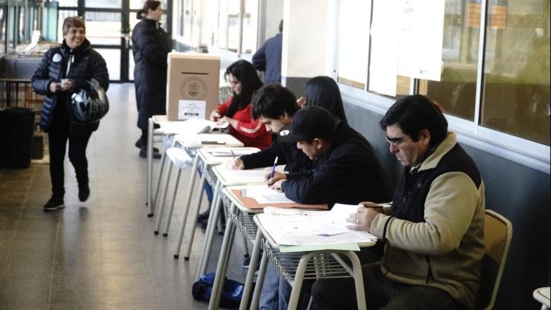 A menos de una semana de las PASO 2023, contra el ausentismo y a la caza de votos