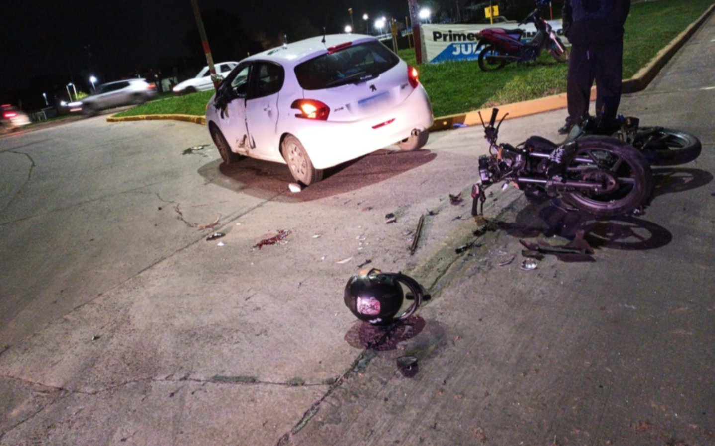 Tránsito fatal en La Plata: murió el joven motociclista que permanecía grave tras chocar contra un auto