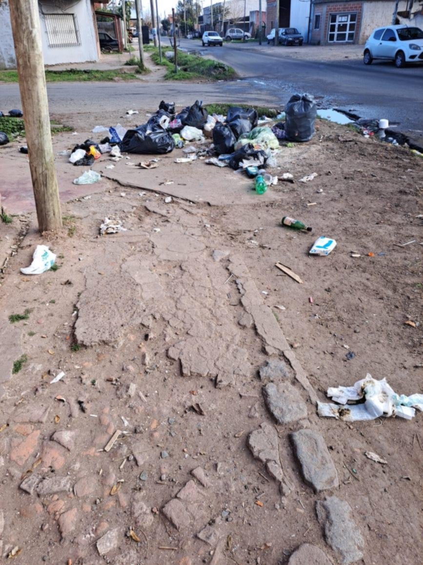 Denuncian que se formó un basural en una esquina