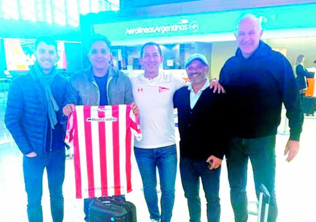 Estudiantes se instaló en Goiania, con varias ausencias y el apoyo de sus hinchas