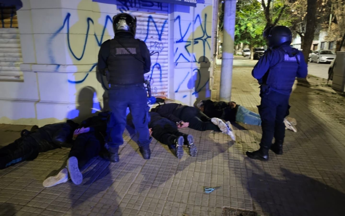 "Descartaron" un arma de guerra en un cantero y terminaron detenidos por la Motorizada a metros de Plaza Moreno