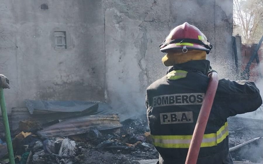 Un incendio arrasó con una casa y se cobró la vida de un hombre en La Plata