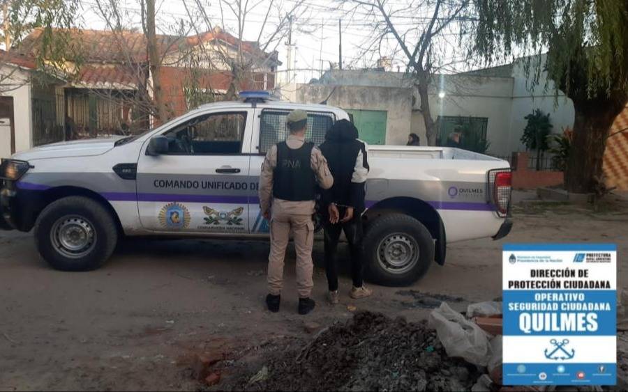 Robó un auto con una familia adentro e intentó abusar de la mujer