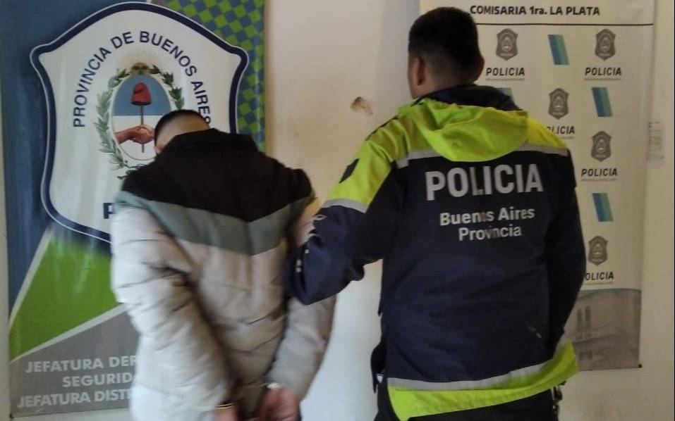 En contramano, haciendo zig zag y ebrio agredió a un policía