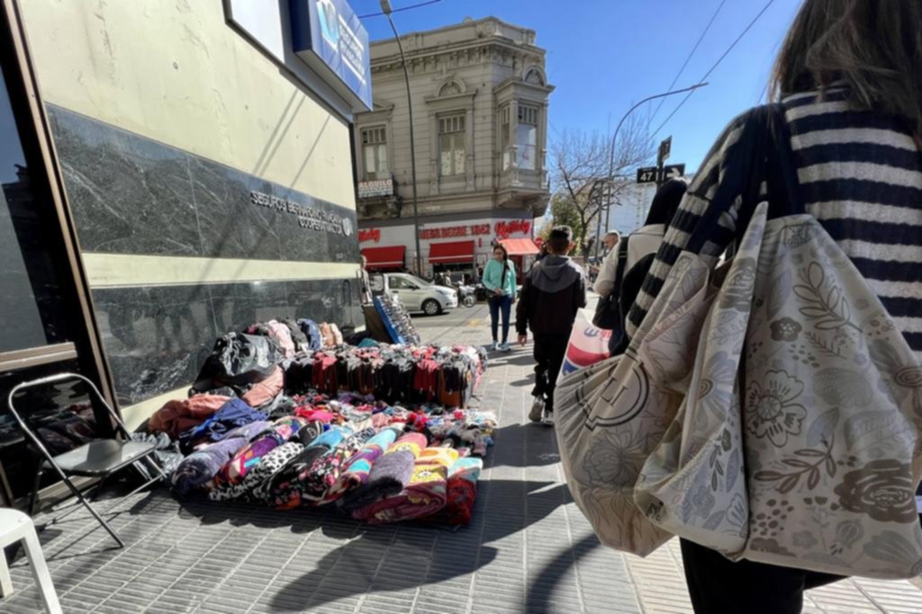 Sin límite: la venta ilegal callejera volvió a subir en la Ciudad en el mes de julio