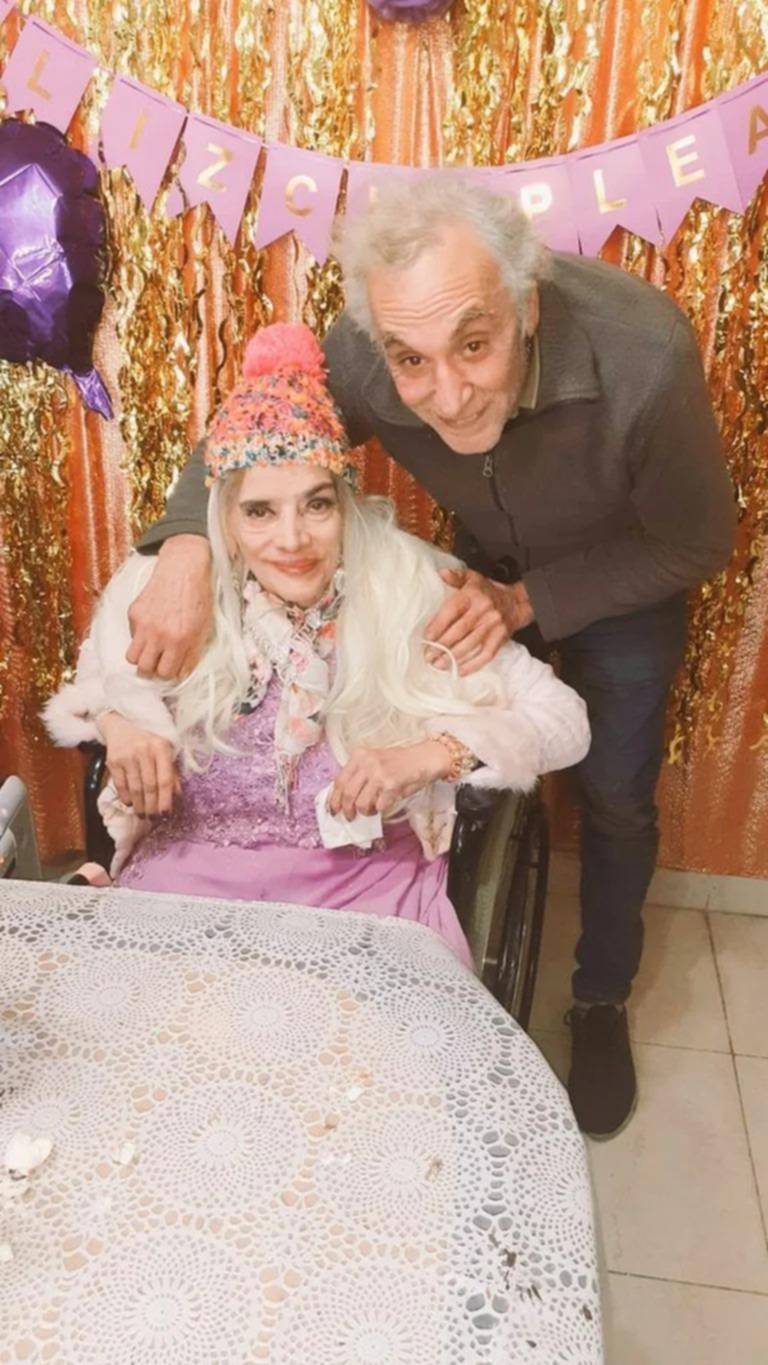 Lía Crucet salió del geriátrico y celebró en su casa sus 71