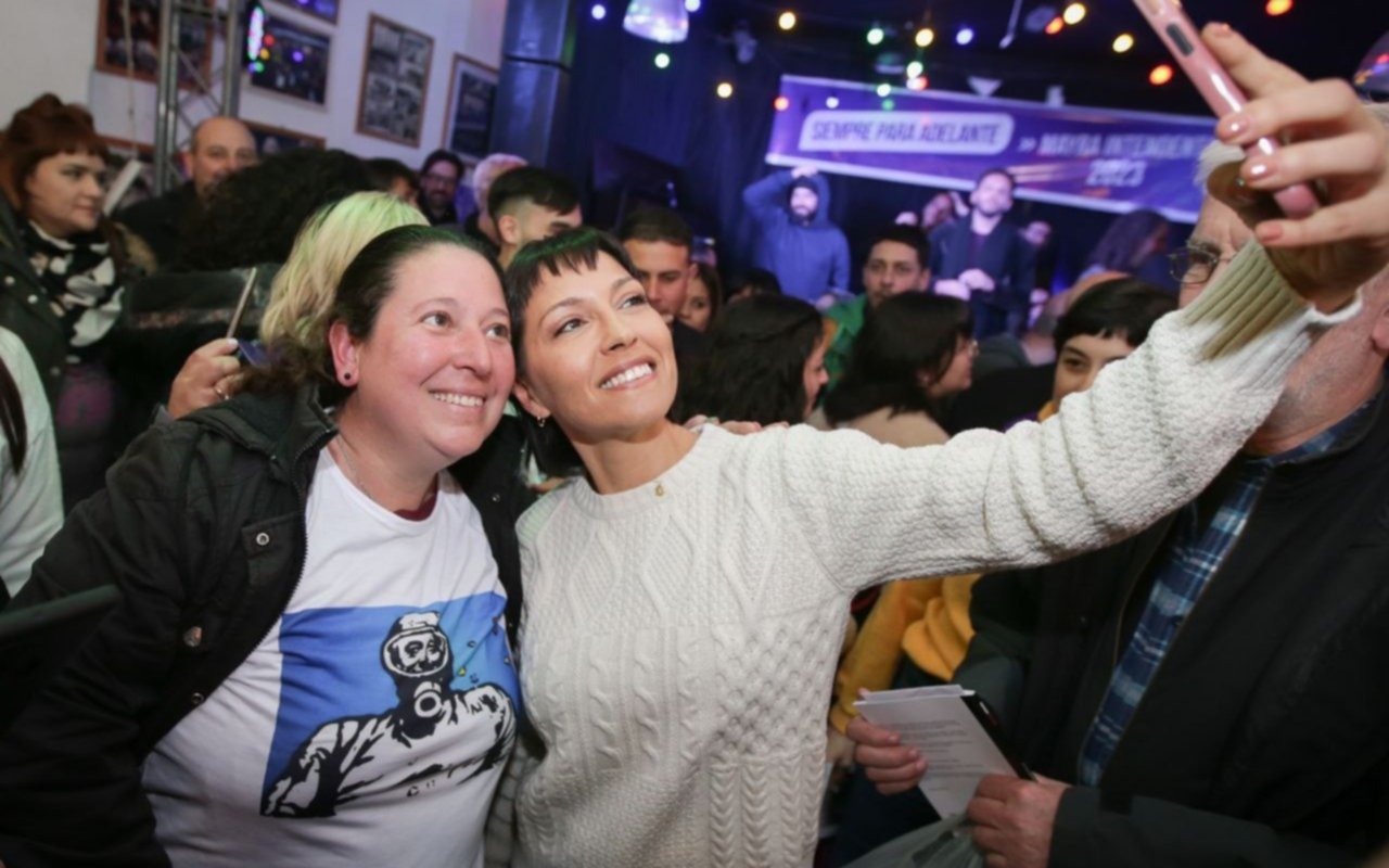 Mendoza con dirigentes de clubes de barrio y con artistas locales