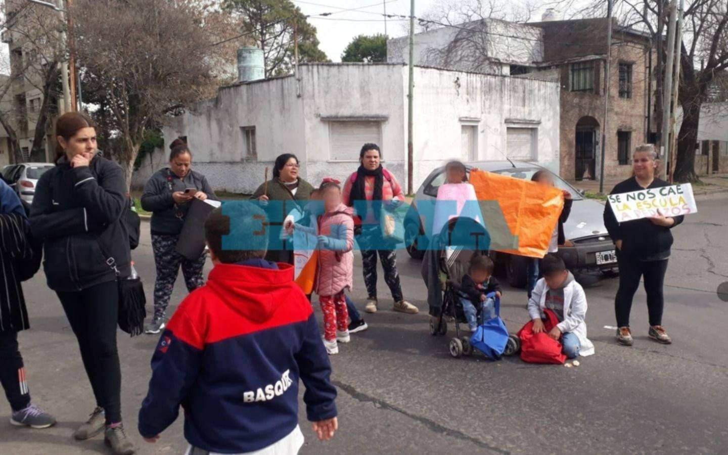 "Se nos cae a pedazos": movilizados por una escuela de La Plata que pide auxilio a gritos