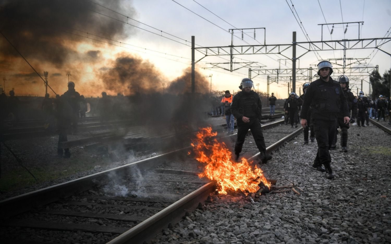 Una jornada de trastornos en el tren Roca tras un piquete de cuatro horas e incidentes en Constitución