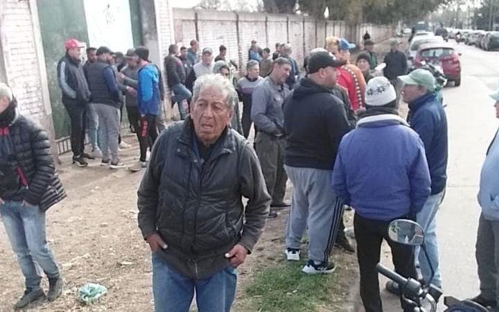 En el Hipódromo de La Plata se suspendieron las carreras por una protesta