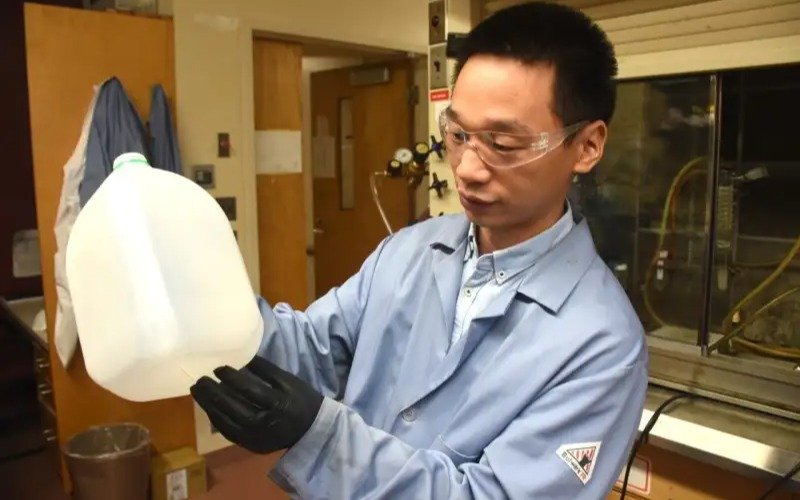 Un grupo de investigadores desarrolla un método para reconvertir desachos plásticos en jabón
