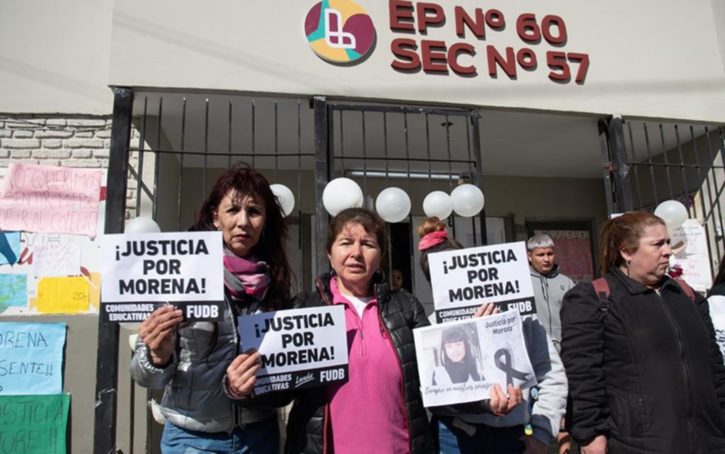 Abrazo simbólico al colegio al que iba Morena en reclamo de Justicia