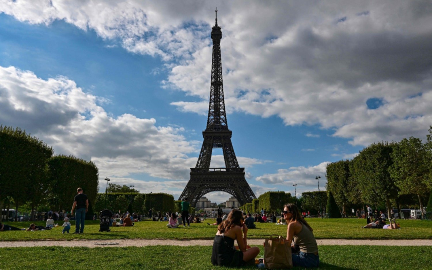 Temor en Francia: por una amenaza de bomba evacuaron la torre Eiffel