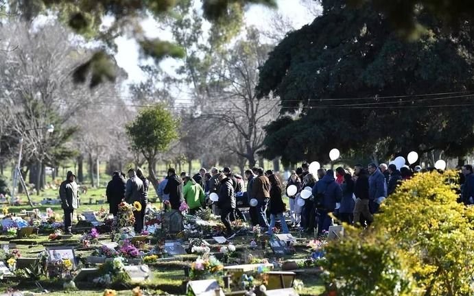Con una emotiva suelta de globos, despidieron los restos de Juan Carlos Cruz, el cirujano asesinado en Morón