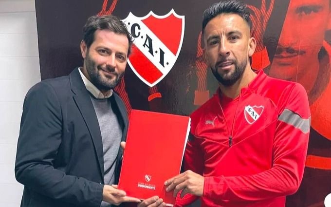 MAURICIO ISLA, A LA CANCHA EN EL ROJO! El lateral chileno ingresó en  #Independiente para disputar el complemento ante el #Racing de…