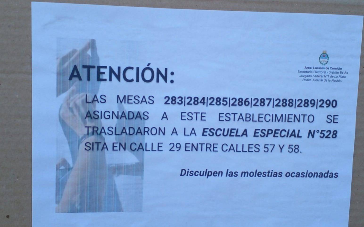 ¡Sorpresa! Por aulas de una escuela con "peligro de derrumbe", trasladaron mesas para votar