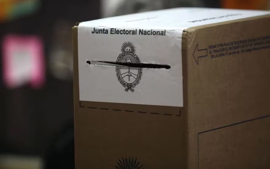 Denuncian una urna "pegada con cinta" en un colegio de La Plata: no tenía faja de seguridad