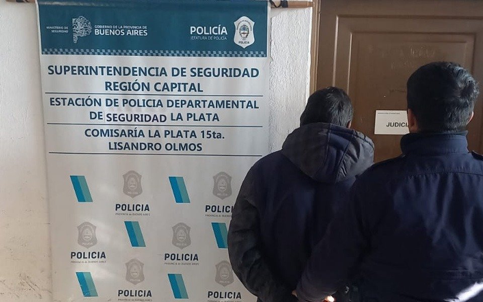 En La Plata, un hombre con pedido de captura cayó tras ir a votar a un jardín