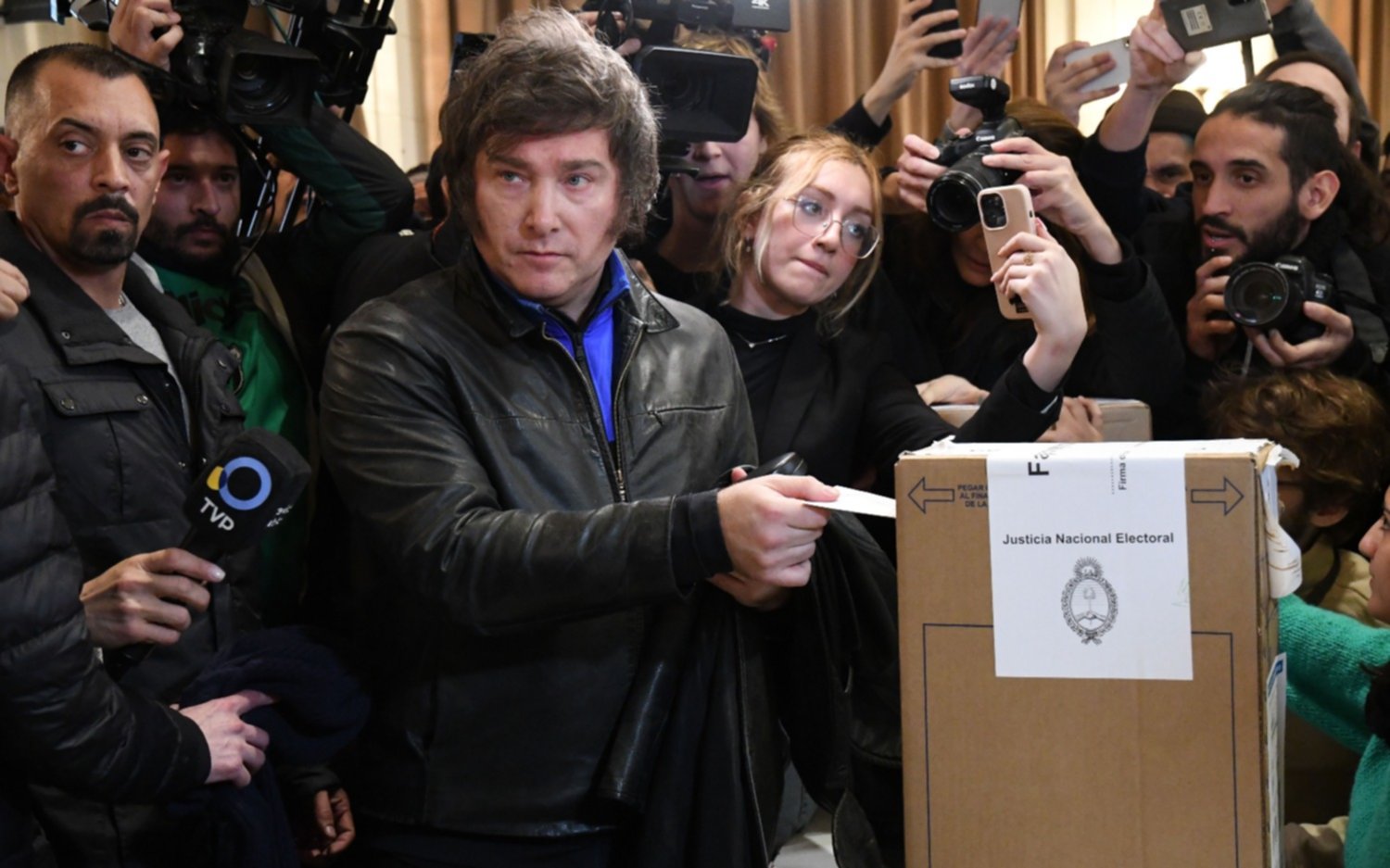 PASO 2023: Milei denunció el robo de boletas de la Libertad Avanza en varios distritos