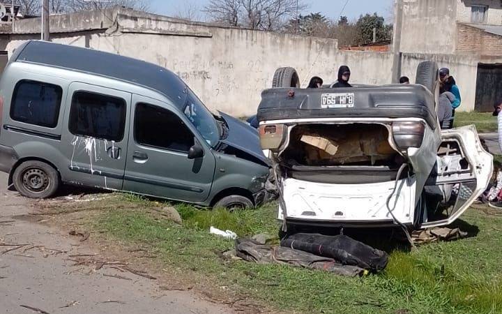 Una mujer embarazada debió ser rescatada por bomberos tras un impactante choque en La Plata