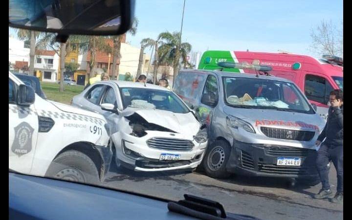 Impresionante choque en avenida 44 y 31 con una ambulancia involucrada