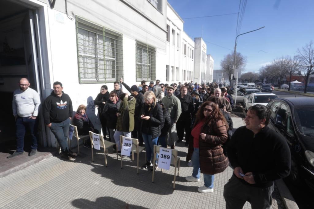 Las filas en la calle, una postal que se repitió en la Ciudad