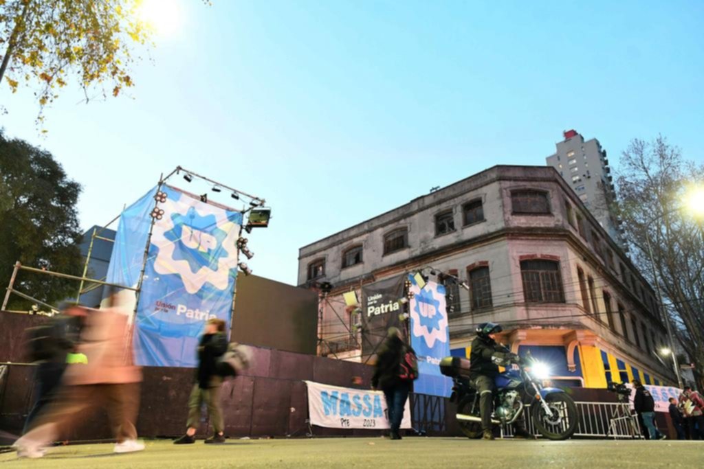 Poca gente, y un escenario vacío en el gran silencio
