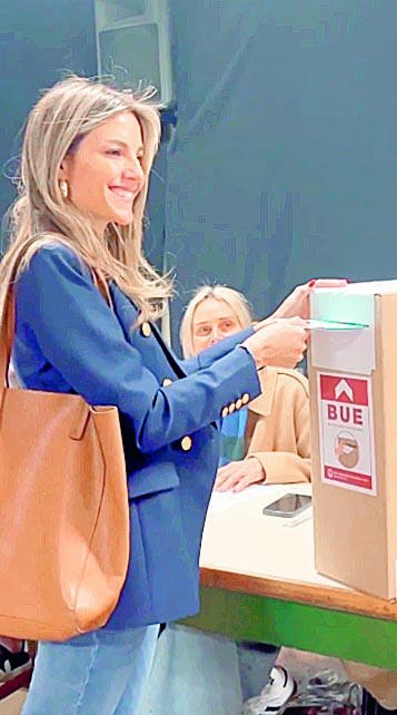 María Belén Ludueña votó a la espera de saber qué pasa con su marido