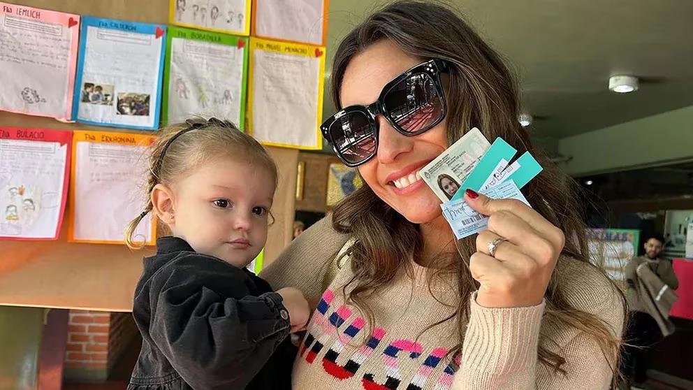 Pampita votó acompañada de su marido y su hija