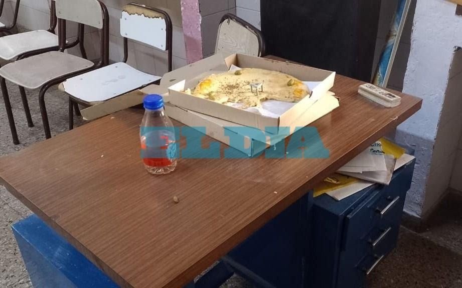 Pizzas en pupitres, cables colgando y boletas rotas: así dieron clases en una escuela de La Plata