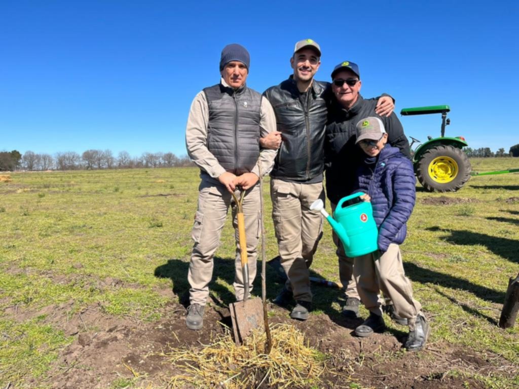 Abel Pintos plantó otros 2000 árboles en Mercedes