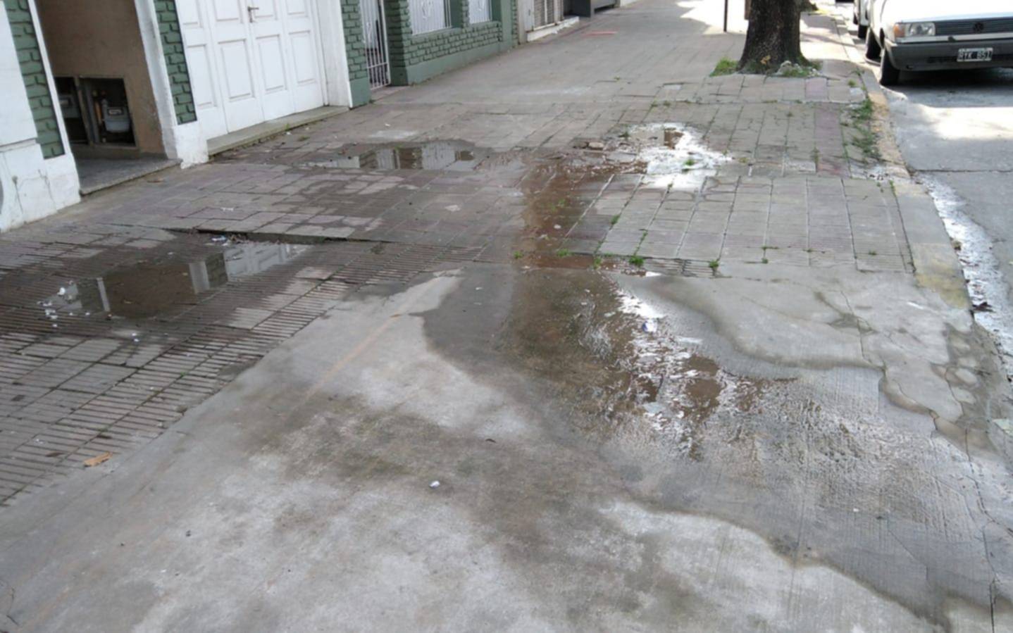 Ya reclamaron 17 veces por una pérdida de agua en Barrio Norte: "Es una desgracia"