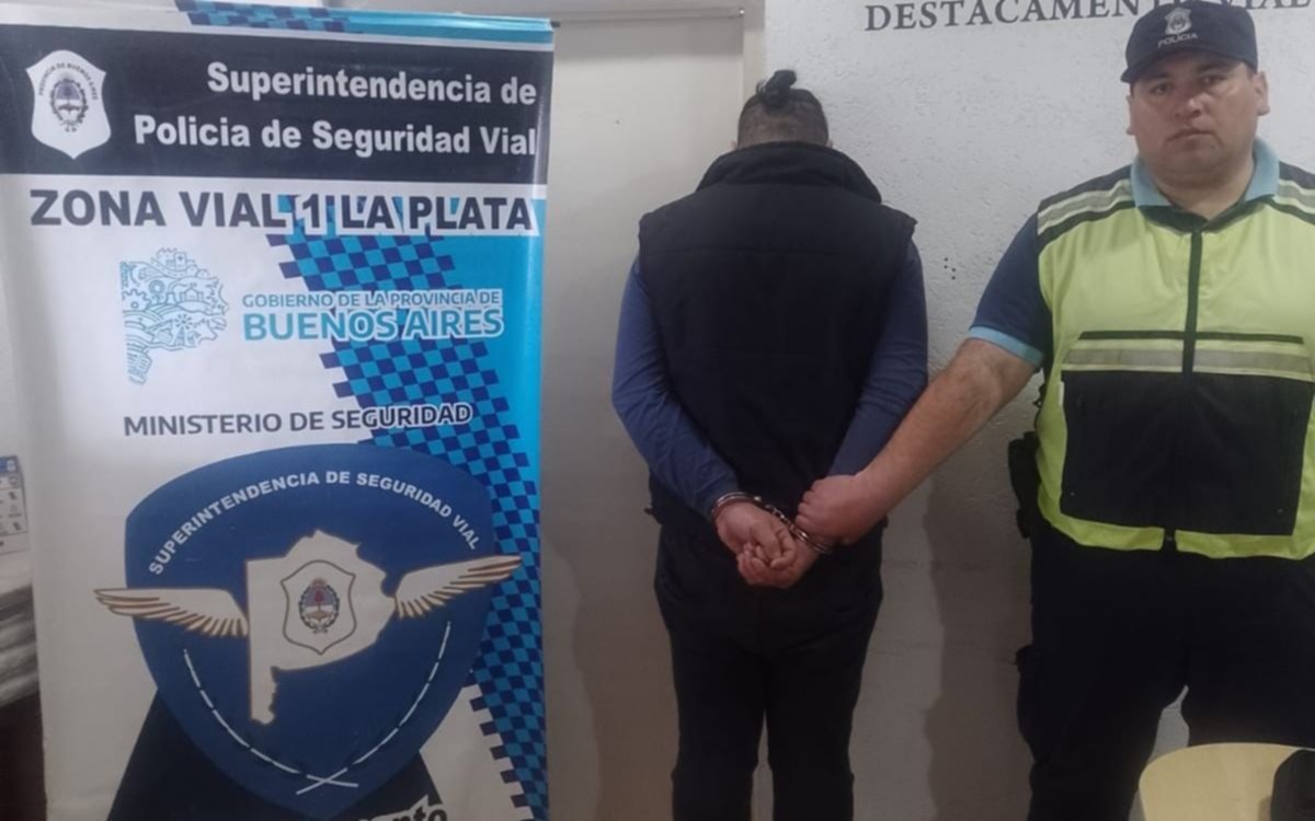 Lo pararon en Ruta 2, se puso nervioso y forcejó con la policía: tenía un arma de Gendarmería