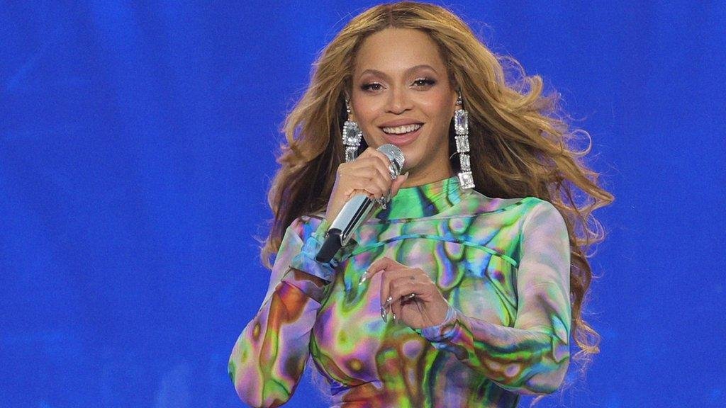 Después de las demandas de acoso, Beyoncé respaldó a Lizzo en pleno concierto