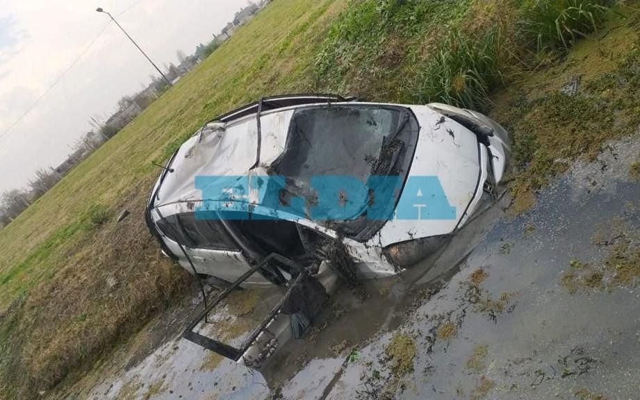 Trágico vuelco en la autopista La Plata: murió una joven de 19 años