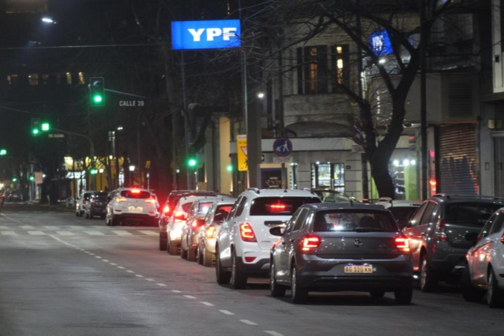 Hasta anoche YPF mantenía el precio de las naftas y hubo colas